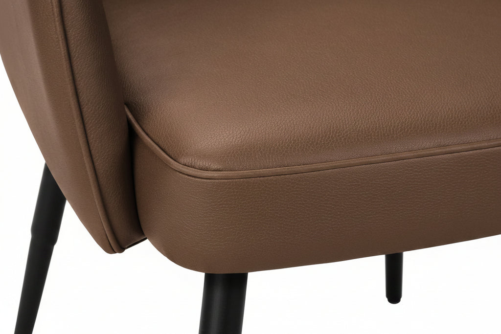 Chaises de salle à manger en similicuir marron clair avec pieds en métal noir